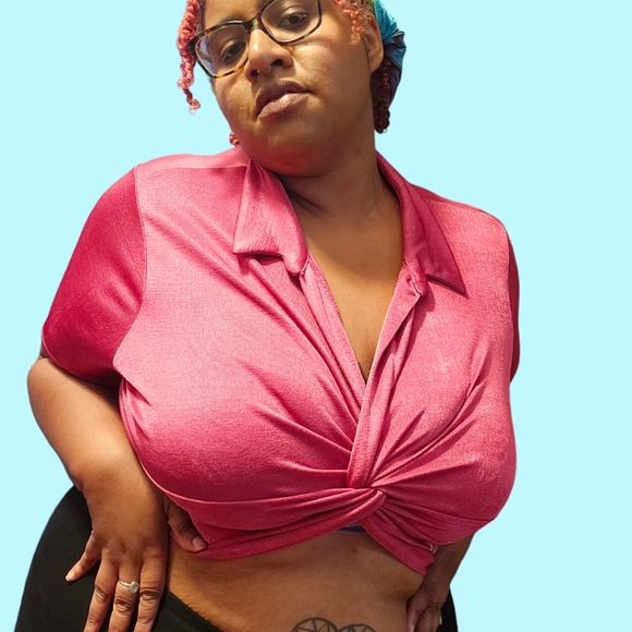 🩷 Metallic Pink Twisted Tie Crop Top 🩷 - Picture 2 of 6